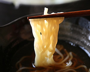 スープがからむ細縮れ麺